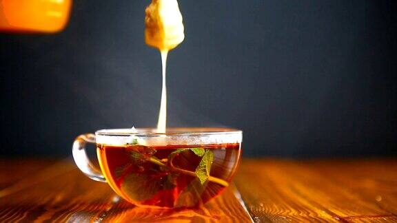 一杯加蜂蜜的热茶