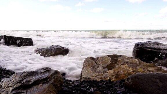 卵石滩上的方形巨石和暴风雨的声音