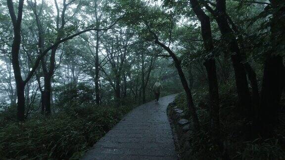 雨中的游客中国安徽黄山