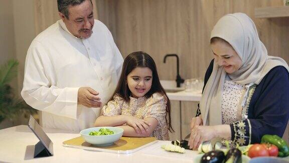 沙特女孩和祖母一起学习做饭