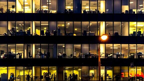 创造性的办公室工作人员在工作期间和工作日结束时时间流逝
