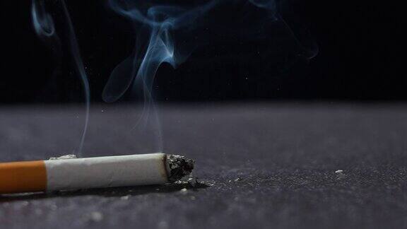 慢镜头中香烟掉在地板上