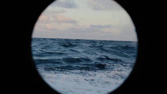 在波涛汹涌的海面上从一艘船的舷窗里