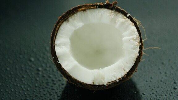 一半的新鲜白椰子