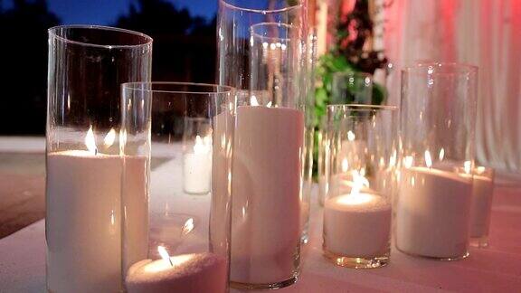白色织物地板上的玻璃蜡烛