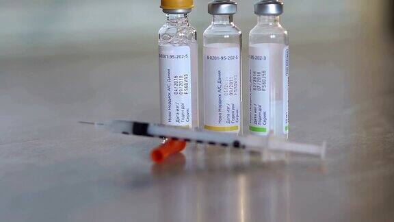 胰岛素注射器和三瓶胰岛素