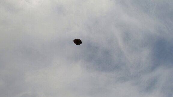 美式足球在天空中飞翔