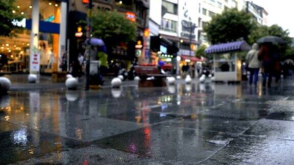雨中城市街道上的人们