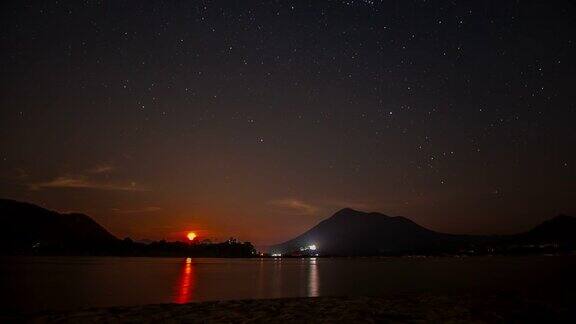 星夜月升山湖