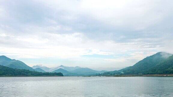 美丽的湖和叠山的剪影背景的时间流逝