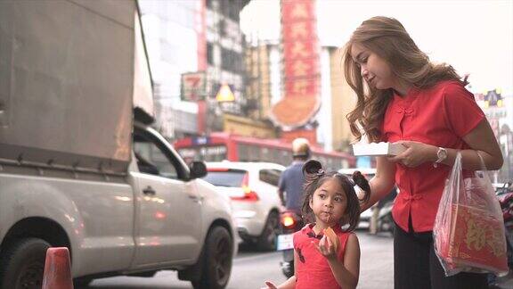 亚洲华人家庭在街头中国市场购物庆祝中国新年