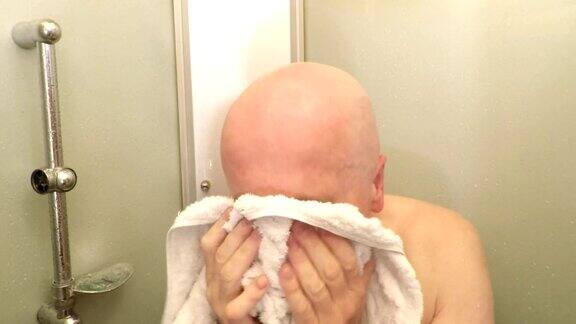 秃头男人在洗澡