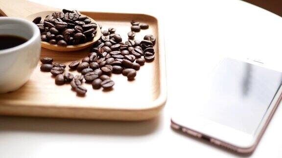 咖啡豆和手机