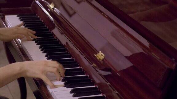 弹钢琴