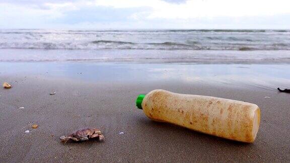 4K摄影车:环境污染沙滩上的塑料瓶