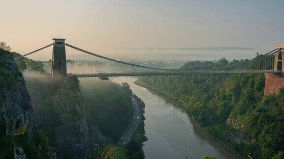 英国西南部布里斯托尔的克利夫顿吊桥伴随着晨雾4k延时(放大)