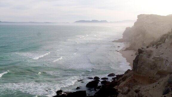 南非海岸的侵蚀悬崖