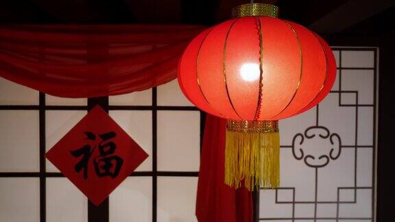 选择焦点点燃的红色中国灯笼和挂在前门的福