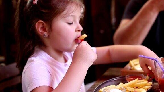 小女孩在餐馆吃饭