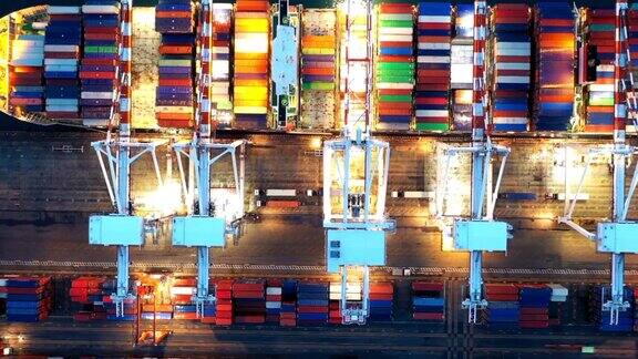 架空俯视图吊运集装箱夜航货物集装箱船承载集装箱进出口业务物流运输