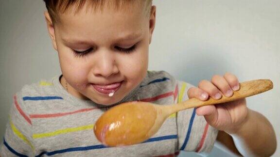 小男孩正津津有味地用大勺子喝着自家做的美味汤