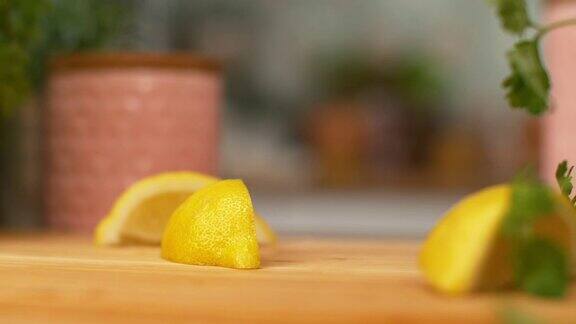 MACRODOF:一块块有机柠檬掉落并从木质表面反弹