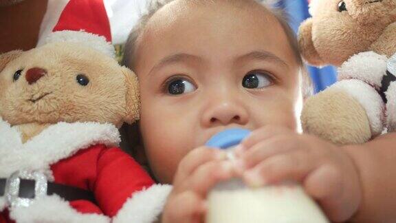 喂婴儿奶瓶抱圣诞娃娃