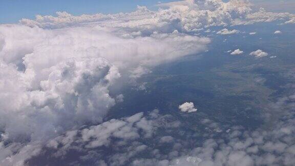 飞机在降落时从飞机窗口看到美丽的天空和云朵