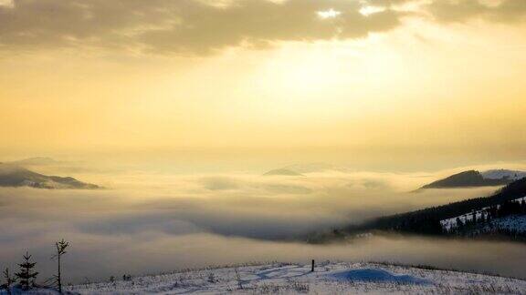 冬天山上的雾蒙蒙的早晨