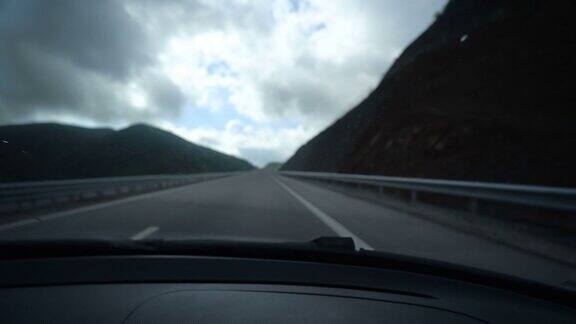 在马其顿的高速公路上一辆汽车正在穿越夏季的山脉