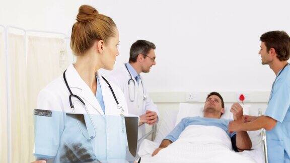 医生与躺在床上的病人交谈