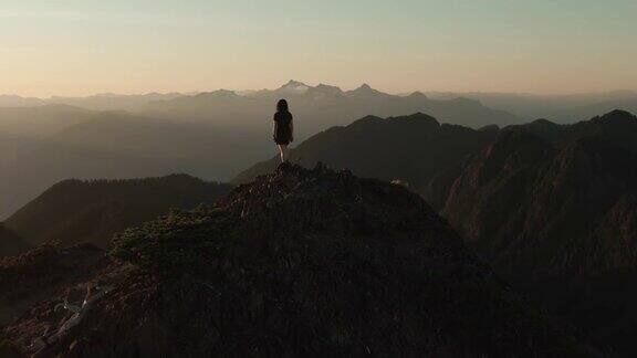 冒险的高加索女人在落基山悬崖上徒步旅行