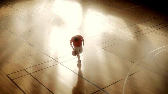 小男孩打篮球