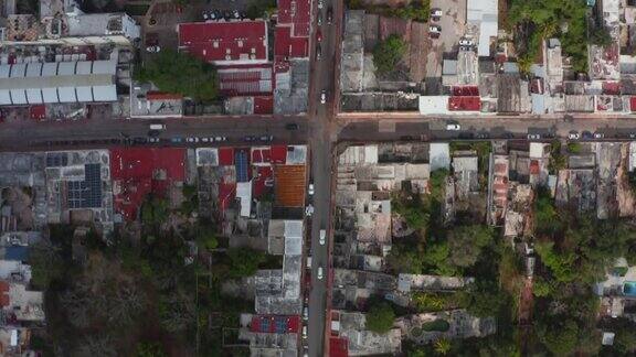 空中鸟瞰从上到下在城镇街道上行驶的汽车平屋顶的小而矮的房子巴利亚多利德、墨西哥