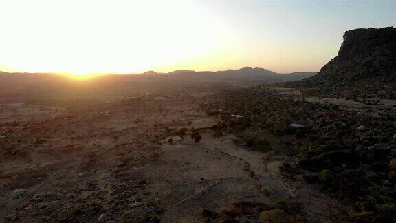在埃塞俄比亚阿克苏姆附近的桌山上空夕阳西下