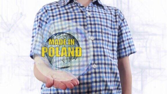一个年轻人展示了地球的全息图和文字“波兰制造”