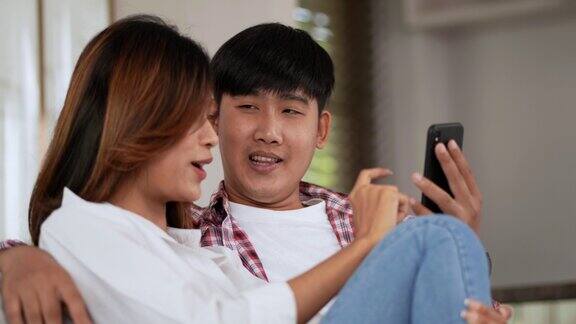 年轻夫妇用智能手机玩游戏