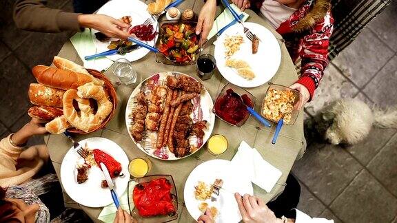 有节日食物的家庭餐桌