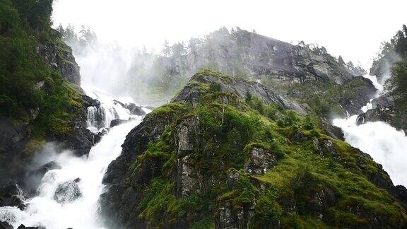 挪威山区的雨天瀑布