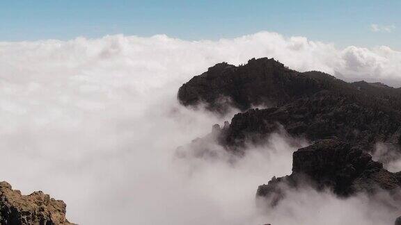 许多美丽的云火山起源的山从高处看大加那利岛的皮科德拉斯尼夫斯