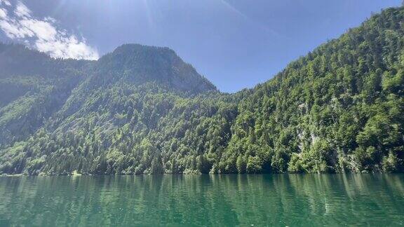 依山傍水的风景