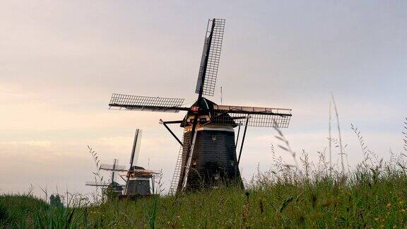 荷兰日出时的传统风车