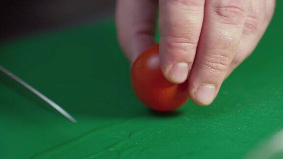 厨师切樱桃番茄