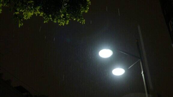 雨夜下的路灯