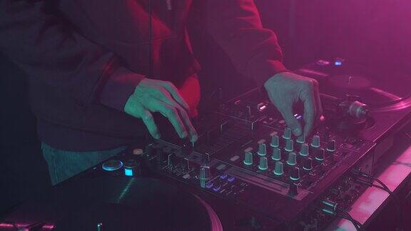 俱乐部唱片播音员混音录音混音器嘻哈DJ在夜总会的派对上演奏
