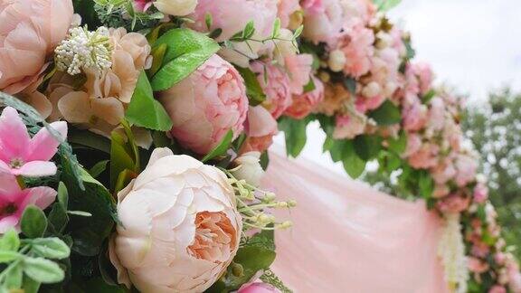 婚礼花拱装饰婚礼拱门上装饰着鲜花