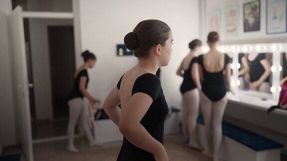 芭蕾舞女演员在排练前很紧张