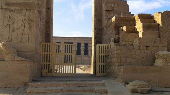 美丽的丹德拉神庙或哈索尔神庙的废墟埃及丹德拉肯城附近的古埃及神庙
