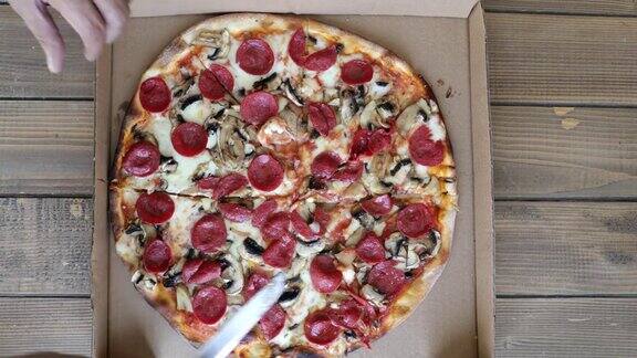 吃一片意大利辣香肠披萨