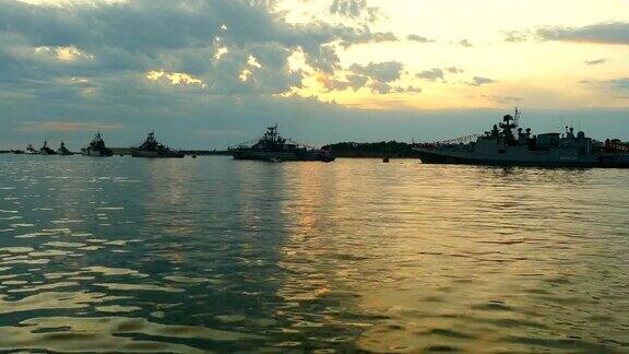 日落时海湾里的战舰